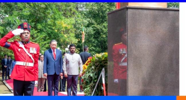 முன்னாள் ஜனாதிபதி ஹோ சி மின் சிலைக்கு மலரஞ்சலி